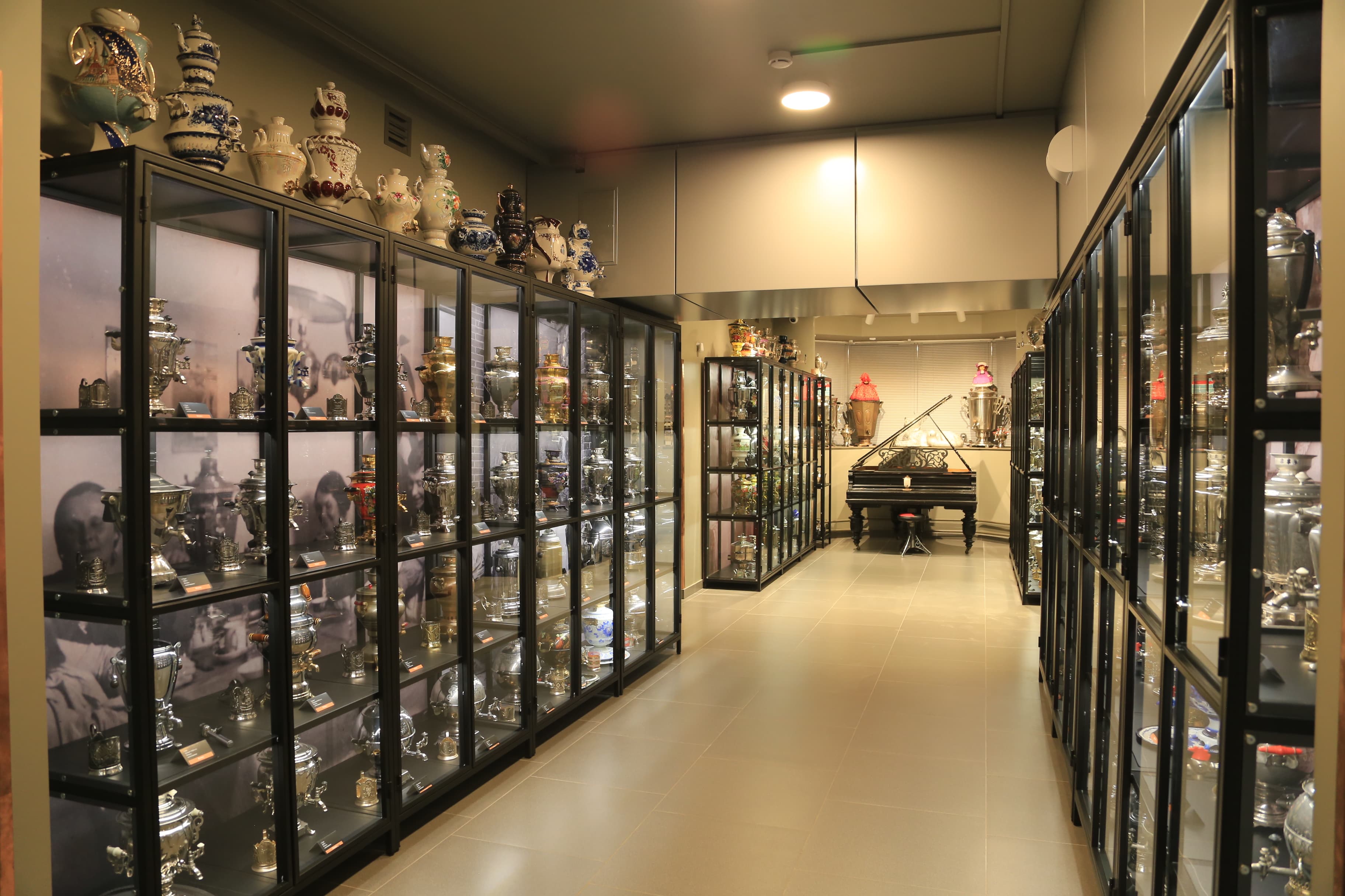 Выставочный зал музея Медникъ с самоварами и роялем